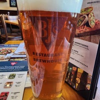 Photo taken at BJ&amp;#39;s Restaurant &amp;amp; Brewhouse by Rauno R. on 2/8/2023