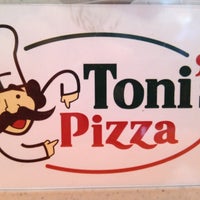 Foto scattata a Toni&amp;#39;s Pizza da Dionisio T. il 7/5/2013