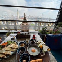 Photo taken at Resto Galata Terrace by 🐙 Aslıhannn 🐙 on 3/16/2024