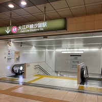 Photo taken at Oedo Line Shiodome Station (E19) by 万年 下. on 9/30/2023