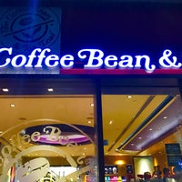 Photo taken at The Coffee Bean &amp; Tea Leaf by Myo Hlaing A. on 12/24/2016