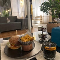 Foto tirada no(a) Turquoise Cigar Lounge - Ritz Carlton por 3مr em 11/10/2023