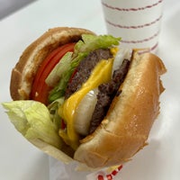 Photo taken at In-N-Out Burger by Policarpo a. on 7/31/2023