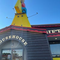 Foto tirada no(a) Mousehouse Cheesehaus por Agnes T. em 6/23/2022