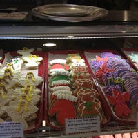 Foto tomada en ABC Cake Shop &amp;amp; Bakery  por Michelle R. el 12/21/2012