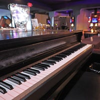 Das Foto wurde bei Gangsters Dueling Piano Bar von Gangsters Dueling Piano Bar am 7/18/2023 aufgenommen