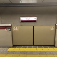 Photo taken at Oedo Line Shiodome Station (E19) by チャド on 8/13/2023