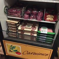 Photo prise au Carmine&amp;#39;s Gourmet Market par Michael V. le12/28/2017