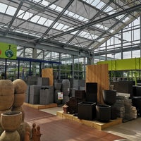 Foto diambil di Pflanzen-Kölle Gartencenter GmbH &amp;amp; Co. KG Wiesbaden oleh Robert L. pada 7/8/2019
