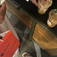 Das Foto wurde bei Starbucks von رعد ع. am 9/21/2023 aufgenommen