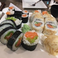 Foto tirada no(a) Miyako Sushi por Anya K. em 11/20/2016