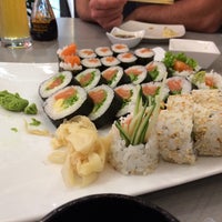 Foto tirada no(a) Miyako Sushi por Anya K. em 10/1/2016