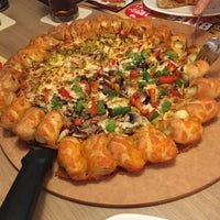 Das Foto wurde bei Pizza Hut von Işıl am 11/21/2015 aufgenommen