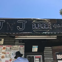 Foto tomada en JNJ Burger Shack  por Lorenzo D. el 6/16/2017