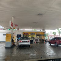 Photo taken at Shell by 𝓨𝓪𝓭 . on 12/14/2019
