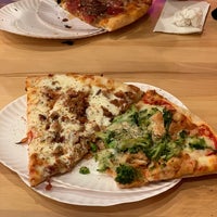 Foto diambil di Sal&amp;#39;s Pizzeria and Catering oleh Eric B. pada 7/20/2020