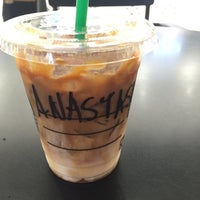 Foto tirada no(a) Starbucks por Anastasia   em 5/26/2016