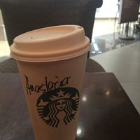Foto tirada no(a) Starbucks por Anastasia   em 3/15/2016