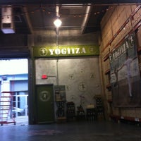 รูปภาพถ่ายที่ YOGiiZA โดย Mark O. เมื่อ 11/14/2012