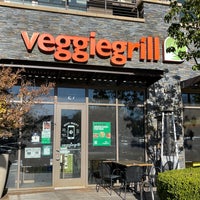 รูปภาพถ่ายที่ Veggie Grill โดย Gordon G. เมื่อ 11/24/2021