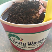 Foto tirada no(a) Tasty Waves Frozen Yogurt Cafe por Tiro B. em 6/21/2016