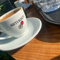 Das Foto wurde bei Artukbey Coffee &amp;amp; Shop von Özlemm am 2/1/2024 aufgenommen