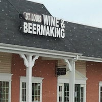 Foto tomada en St. Louis Wine and Beermaking  por Maria G. el 9/15/2012