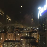 Foto diambil di Radisson Blu Hotel, Roof Lounge oleh Emir pada 4/24/2024