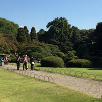 Photo taken at Shinjuku Gyoen by Thierry R. on 11/4/2015