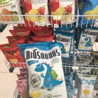 محل بقالة عضوية في الورود