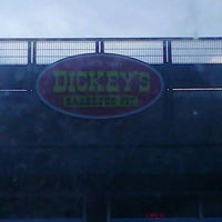 Das Foto wurde bei Dickey&amp;#39;s Barbecue Pit von Melinda S. am 12/9/2012 aufgenommen