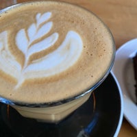 12/19/2023 tarihinde Kira B.ziyaretçi tarafından HotBlack Coffee'de çekilen fotoğraf