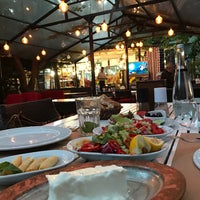 Снимок сделан в Çiftlik Restaurant пользователем Neslişah M. 6/6/2017