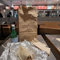 Photo taken at Chipotle Mexican Grill by Aline on 5/18/2022