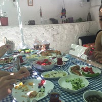 Foto diambil di Mavi Beyaz Pansiyon oleh İrem S. pada 6/14/2015