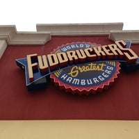 รูปภาพถ่ายที่ Fuddruckers โดย Decadentdave เมื่อ 2/26/2013