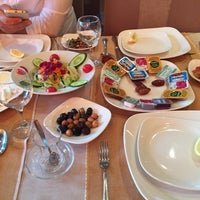 Foto diambil di Çello Restaurant oleh Samet A. pada 5/28/2017