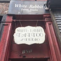 Das Foto wurde bei White Rabbit Tattoo von milk inque am 7/3/2017 aufgenommen