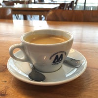 รูปภาพถ่ายที่ Coffeemania โดย Lütfü A. เมื่อ 4/7/2016