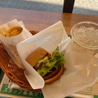 Photo taken at MOS Burger by スジャータ ノ. on 3/9/2022