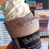 Foto scattata a Sheridan’s Frozen Custard da Sheridan’s Frozen Custard il 9/30/2015