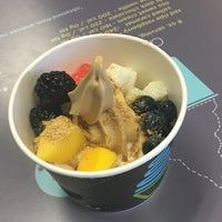 Photo taken at di&amp;#39;lishi frozen yogurt bar by Maggie L. on 4/9/2017