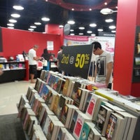 Photo taken at Popular Bookstore by Dolphin on 11/2/2012