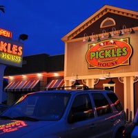 10/1/2015 tarihinde Pickles Grill &amp;amp; Barziyaretçi tarafından Pickles Grill &amp;amp; Bar'de çekilen fotoğraf