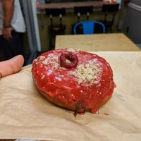 Das Foto wurde bei Glazed Gourmet Doughnuts von Swanky M. am 12/30/2018 aufgenommen