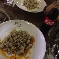 Foto tirada no(a) Tria Restaurant Cafe por Elif Ş. em 12/29/2017