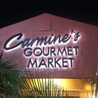 Foto tirada no(a) Carmine&amp;#39;s Gourmet Market por Wayman L. em 12/21/2017