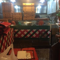Foto tomada en Pizza 2 Go  por Home Zone R. el 11/13/2015