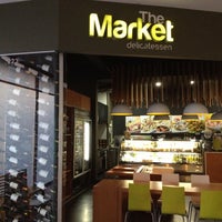 รูปภาพถ่ายที่ The Market Delicatessen โดย Alejandra เมื่อ 10/2/2012