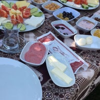 Das Foto wurde bei Lilyum Restaurant &amp;amp; Kır Düğünü von Çiğd€〽️ E. am 7/23/2019 aufgenommen